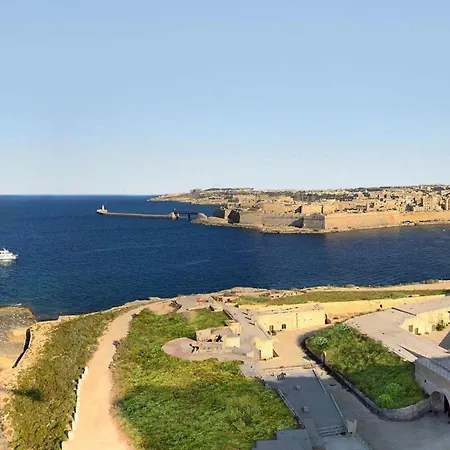 Chic Penthouse Steps From The Promenade Gzira
