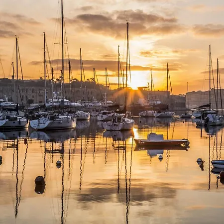 Chic Penthouse Steps From The Promenade * Gzira