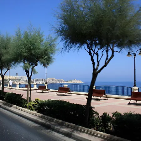 Chic Penthouse Steps From The Promenade