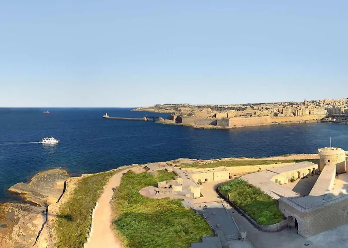 Chic Penthouse Steps From The Promenade Gżira