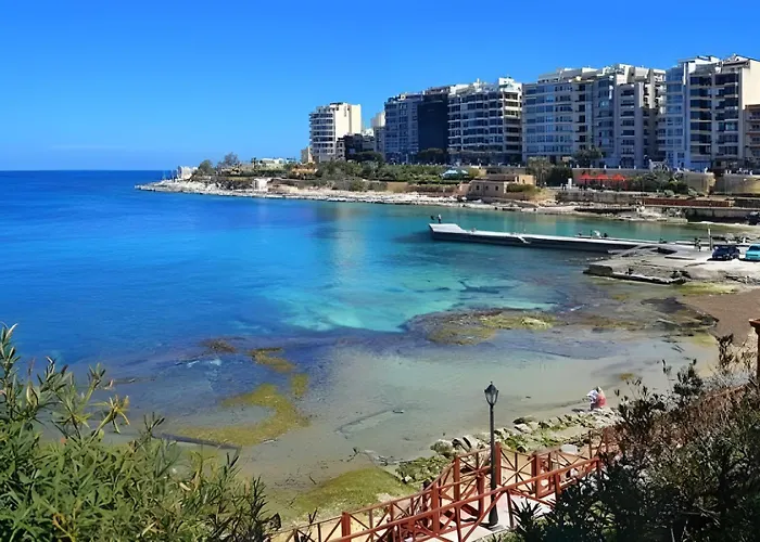 Chic Penthouse Steps From The Promenade Gżira