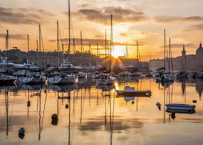 Chic Penthouse Steps From The Promenade * Gżira