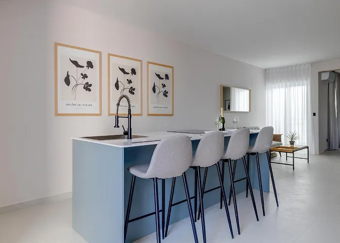 Chic Penthouse Steps From The Promenade Apartman