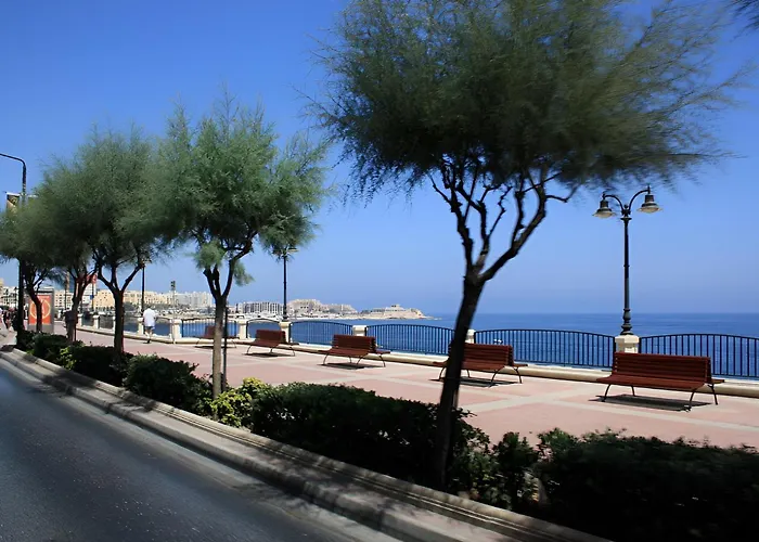 Chic Penthouse Steps From The Promenade