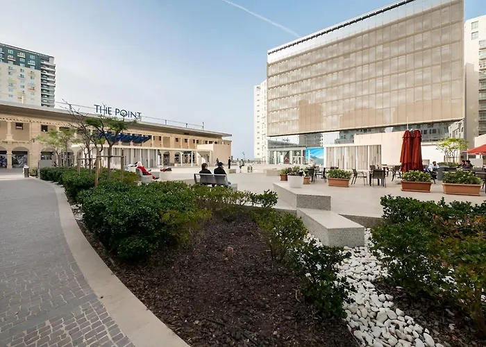 Chic Penthouse Steps From The Promenade